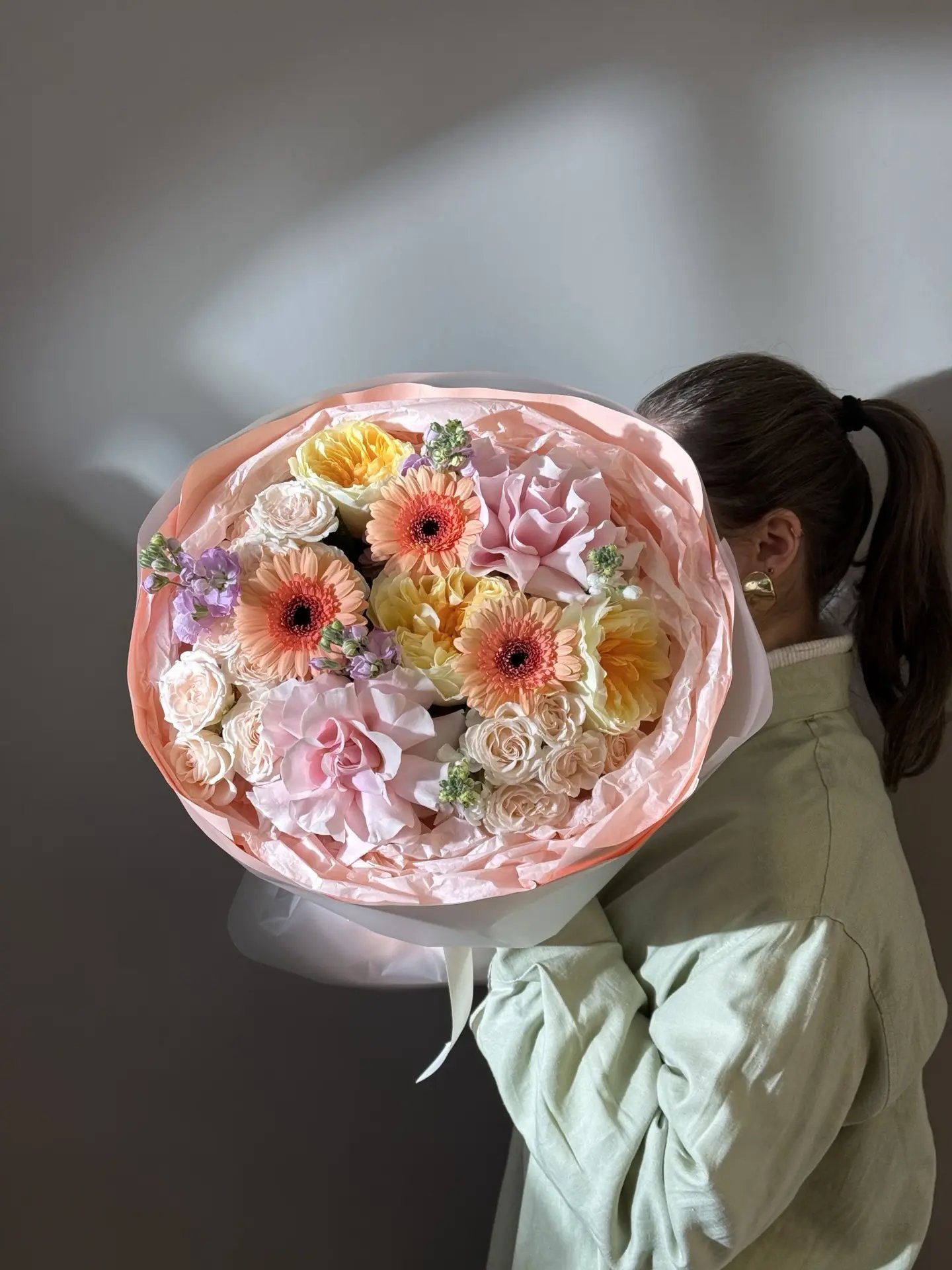 Нежный букет с французскми розами и герберами