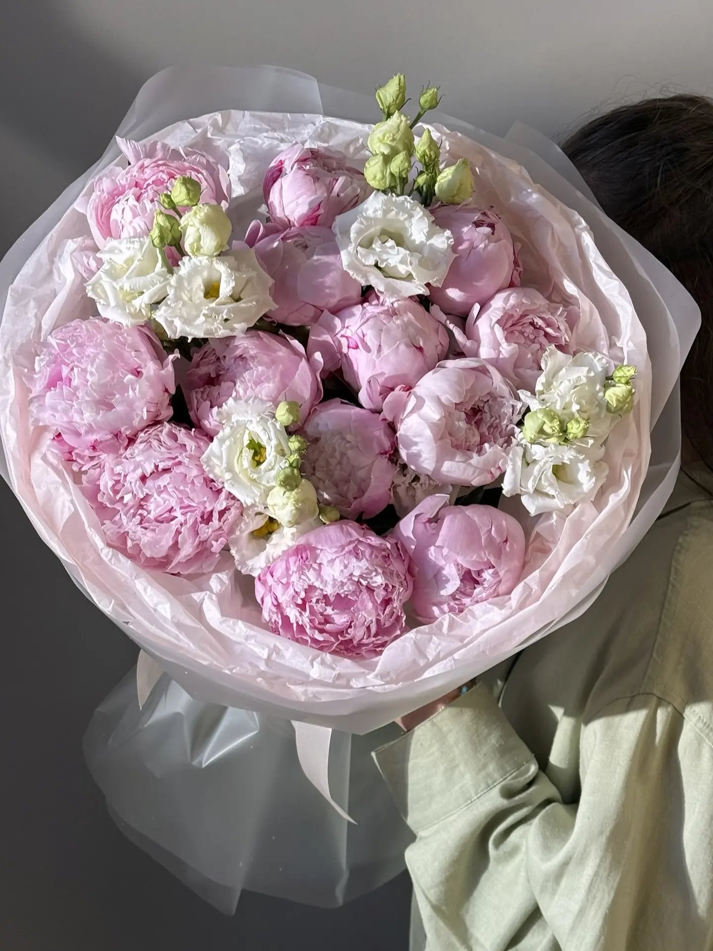 Букет с пионами и эустомой