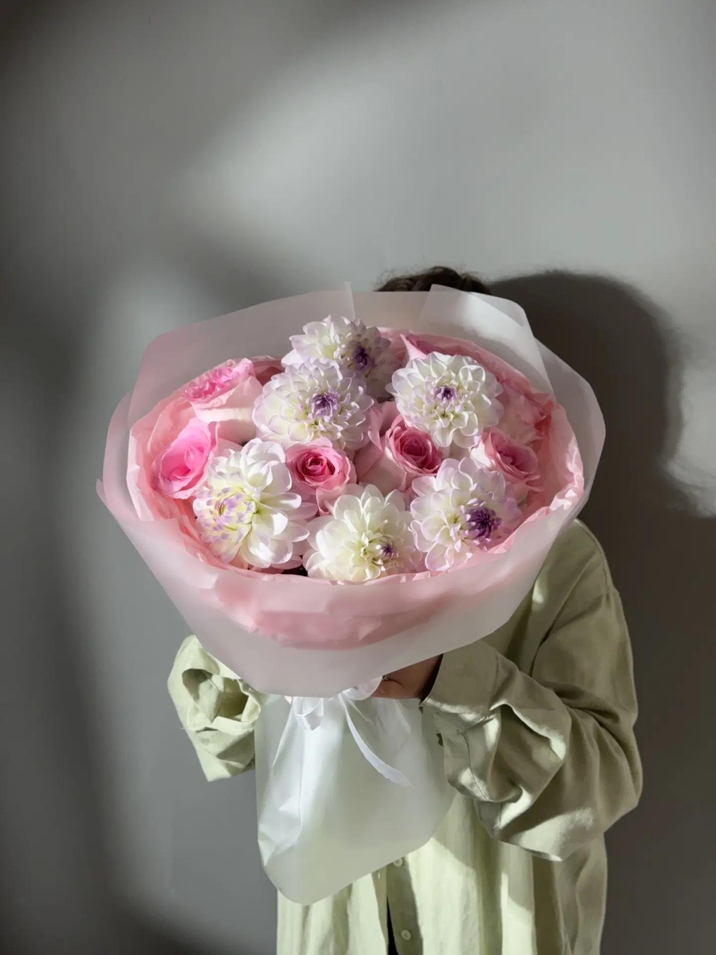 Букет с нежными георгинами и розами — Сборные до 5000